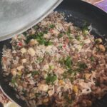 Roberta Sá Instagram - Férias das férias. Quem é mãe e pai sabe que viajar com filho tá longe de ser sinônimo de descanso. Foram 10 dias intensos na Bahia, deliciosos, mas profundamente exaustivos! Lina tá começando a querer andar e todo cuidado é pouco. Apaixonada, não pode ver a praia que grita: -Mar, mar, maaaaar! Quando fechamos o pré-carnaval em Fortaleza, aceitamos o convite da @anasoter pra curtir uns dias no seu paraíso particular em Peroba. Dessa vez trouxemos rede de apoio e foram 4 dias (com sensação térmica de 15) de descanso, namoro, céu estrelado, full HD pra praia, peixe-boi, falésia, peixe frito, vinho branco, pastel de arraia, com a pequena ali do lado porque a gente precisa descansar , mas não quer desgrudar. Na sua morada amorosa na beira do mar tivemos dias felizes e ensolarados. Tava tão carecida. Amigos que amam grande e compartilham seus espaços físicos e espirituais são raros, tenho a sorte de ter a Ana e o Walter. Mil vezes obrigada, queridos! Quero mais e com vocês! Nossa família agradece demais!! Praia De Peroba, Icapuí, Ceará