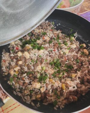 Roberta Sá Instagram - Férias das férias. 
Quem é mãe e pai sabe que viajar com filho tá longe de ser sinônimo de descanso. Foram 10 dias intensos na Bahia, deliciosos, mas profundamente exaustivos! Lina tá começando a querer andar e todo cuidado é pouco. Apaixonada, não pode ver a praia que grita: -Mar, mar, maaaaar! Quando fechamos o pré-carnaval em Fortaleza, aceitamos o convite da @anasoter pra curtir uns dias no seu paraíso particular em Peroba. Dessa vez trouxemos rede de apoio e foram 4 dias (com sensação térmica de 15) de descanso, namoro, céu estrelado, full HD pra praia, peixe-boi, falésia, peixe frito, vinho branco, pastel de arraia, com a pequena ali do lado porque a gente precisa descansar , mas não quer desgrudar. Na sua morada amorosa na beira do mar tivemos dias felizes e ensolarados. Tava tão carecida. Amigos que amam grande e compartilham seus espaços físicos e espirituais são raros, tenho a sorte de ter a Ana e o Walter. Mil vezes obrigada, queridos! Quero mais e com vocês! Nossa família agradece demais!!