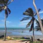 Roberta Sá Instagram – Férias das férias. 
Quem é mãe e pai sabe que viajar com filho tá longe de ser sinônimo de descanso. Foram 10 dias intensos na Bahia, deliciosos, mas profundamente exaustivos! Lina tá começando a querer andar e todo cuidado é pouco. Apaixonada, não pode ver a praia que grita: -Mar, mar, maaaaar! Quando fechamos o pré-carnaval em Fortaleza, aceitamos o convite da @anasoter pra curtir uns dias no seu paraíso particular em Peroba. Dessa vez trouxemos rede de apoio e foram 4 dias (com sensação térmica de 15) de descanso, namoro, céu estrelado, full HD pra praia, peixe-boi, falésia, peixe frito, vinho branco, pastel de arraia, com a pequena ali do lado porque a gente precisa descansar , mas não quer desgrudar. Na sua morada amorosa na beira do mar tivemos dias felizes e ensolarados. Tava tão carecida. Amigos que amam grande e compartilham seus espaços físicos e espirituais são raros, tenho a sorte de ter a Ana e o Walter. Mil vezes obrigada, queridos! Quero mais e com vocês! Nossa família agradece demais!! Praia De Peroba, Icapuí, Ceará