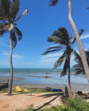 Roberta Sá Instagram - Férias das férias. 
Quem é mãe e pai sabe que viajar com filho tá longe de ser sinônimo de descanso. Foram 10 dias intensos na Bahia, deliciosos, mas profundamente exaustivos! Lina tá começando a querer andar e todo cuidado é pouco. Apaixonada, não pode ver a praia que grita: -Mar, mar, maaaaar! Quando fechamos o pré-carnaval em Fortaleza, aceitamos o convite da @anasoter pra curtir uns dias no seu paraíso particular em Peroba. Dessa vez trouxemos rede de apoio e foram 4 dias (com sensação térmica de 15) de descanso, namoro, céu estrelado, full HD pra praia, peixe-boi, falésia, peixe frito, vinho branco, pastel de arraia, com a pequena ali do lado porque a gente precisa descansar , mas não quer desgrudar. Na sua morada amorosa na beira do mar tivemos dias felizes e ensolarados. Tava tão carecida. Amigos que amam grande e compartilham seus espaços físicos e espirituais são raros, tenho a sorte de ter a Ana e o Walter. Mil vezes obrigada, queridos! Quero mais e com vocês! Nossa família agradece demais!!