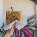 Roberta Sá Instagram - Férias das férias. Quem é mãe e pai sabe que viajar com filho tá longe de ser sinônimo de descanso. Foram 10 dias intensos na Bahia, deliciosos, mas profundamente exaustivos! Lina tá começando a querer andar e todo cuidado é pouco. Apaixonada, não pode ver a praia que grita: -Mar, mar, maaaaar! Quando fechamos o pré-carnaval em Fortaleza, aceitamos o convite da @anasoter pra curtir uns dias no seu paraíso particular em Peroba. Dessa vez trouxemos rede de apoio e foram 4 dias (com sensação térmica de 15) de descanso, namoro, céu estrelado, full HD pra praia, peixe-boi, falésia, peixe frito, vinho branco, pastel de arraia, com a pequena ali do lado porque a gente precisa descansar , mas não quer desgrudar. Na sua morada amorosa na beira do mar tivemos dias felizes e ensolarados. Tava tão carecida. Amigos que amam grande e compartilham seus espaços físicos e espirituais são raros, tenho a sorte de ter a Ana e o Walter. Mil vezes obrigada, queridos! Quero mais e com vocês! Nossa família agradece demais!! Praia De Peroba, Icapuí, Ceará