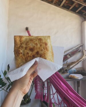 Roberta Sá Instagram - Férias das férias. 
Quem é mãe e pai sabe que viajar com filho tá longe de ser sinônimo de descanso. Foram 10 dias intensos na Bahia, deliciosos, mas profundamente exaustivos! Lina tá começando a querer andar e todo cuidado é pouco. Apaixonada, não pode ver a praia que grita: -Mar, mar, maaaaar! Quando fechamos o pré-carnaval em Fortaleza, aceitamos o convite da @anasoter pra curtir uns dias no seu paraíso particular em Peroba. Dessa vez trouxemos rede de apoio e foram 4 dias (com sensação térmica de 15) de descanso, namoro, céu estrelado, full HD pra praia, peixe-boi, falésia, peixe frito, vinho branco, pastel de arraia, com a pequena ali do lado porque a gente precisa descansar , mas não quer desgrudar. Na sua morada amorosa na beira do mar tivemos dias felizes e ensolarados. Tava tão carecida. Amigos que amam grande e compartilham seus espaços físicos e espirituais são raros, tenho a sorte de ter a Ana e o Walter. Mil vezes obrigada, queridos! Quero mais e com vocês! Nossa família agradece demais!!