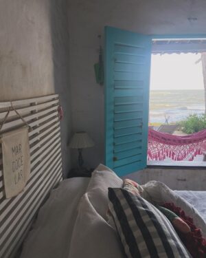 Roberta Sá Instagram - Férias das férias. 
Quem é mãe e pai sabe que viajar com filho tá longe de ser sinônimo de descanso. Foram 10 dias intensos na Bahia, deliciosos, mas profundamente exaustivos! Lina tá começando a querer andar e todo cuidado é pouco. Apaixonada, não pode ver a praia que grita: -Mar, mar, maaaaar! Quando fechamos o pré-carnaval em Fortaleza, aceitamos o convite da @anasoter pra curtir uns dias no seu paraíso particular em Peroba. Dessa vez trouxemos rede de apoio e foram 4 dias (com sensação térmica de 15) de descanso, namoro, céu estrelado, full HD pra praia, peixe-boi, falésia, peixe frito, vinho branco, pastel de arraia, com a pequena ali do lado porque a gente precisa descansar , mas não quer desgrudar. Na sua morada amorosa na beira do mar tivemos dias felizes e ensolarados. Tava tão carecida. Amigos que amam grande e compartilham seus espaços físicos e espirituais são raros, tenho a sorte de ter a Ana e o Walter. Mil vezes obrigada, queridos! Quero mais e com vocês! Nossa família agradece demais!!
