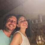 Roberta Sá Instagram - Férias das férias. Quem é mãe e pai sabe que viajar com filho tá longe de ser sinônimo de descanso. Foram 10 dias intensos na Bahia, deliciosos, mas profundamente exaustivos! Lina tá começando a querer andar e todo cuidado é pouco. Apaixonada, não pode ver a praia que grita: -Mar, mar, maaaaar! Quando fechamos o pré-carnaval em Fortaleza, aceitamos o convite da @anasoter pra curtir uns dias no seu paraíso particular em Peroba. Dessa vez trouxemos rede de apoio e foram 4 dias (com sensação térmica de 15) de descanso, namoro, céu estrelado, full HD pra praia, peixe-boi, falésia, peixe frito, vinho branco, pastel de arraia, com a pequena ali do lado porque a gente precisa descansar , mas não quer desgrudar. Na sua morada amorosa na beira do mar tivemos dias felizes e ensolarados. Tava tão carecida. Amigos que amam grande e compartilham seus espaços físicos e espirituais são raros, tenho a sorte de ter a Ana e o Walter. Mil vezes obrigada, queridos! Quero mais e com vocês! Nossa família agradece demais!! Praia De Peroba, Icapuí, Ceará