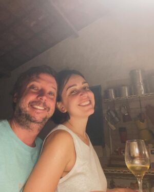 Roberta Sá Instagram - Férias das férias. 
Quem é mãe e pai sabe que viajar com filho tá longe de ser sinônimo de descanso. Foram 10 dias intensos na Bahia, deliciosos, mas profundamente exaustivos! Lina tá começando a querer andar e todo cuidado é pouco. Apaixonada, não pode ver a praia que grita: -Mar, mar, maaaaar! Quando fechamos o pré-carnaval em Fortaleza, aceitamos o convite da @anasoter pra curtir uns dias no seu paraíso particular em Peroba. Dessa vez trouxemos rede de apoio e foram 4 dias (com sensação térmica de 15) de descanso, namoro, céu estrelado, full HD pra praia, peixe-boi, falésia, peixe frito, vinho branco, pastel de arraia, com a pequena ali do lado porque a gente precisa descansar , mas não quer desgrudar. Na sua morada amorosa na beira do mar tivemos dias felizes e ensolarados. Tava tão carecida. Amigos que amam grande e compartilham seus espaços físicos e espirituais são raros, tenho a sorte de ter a Ana e o Walter. Mil vezes obrigada, queridos! Quero mais e com vocês! Nossa família agradece demais!!