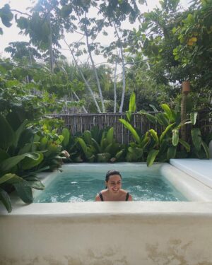 Roberta Sá Instagram - Começar o ano na Bahia, numa casinha que tinha Iemanjá na entrada, num paraíso construído com muito amor pela @lagatta e André, foi uma espécie de sonho do qual não quero acordar. Minha família agradece a acolhida @vila.oya . Que encontro fabuloso. 2024 promete!