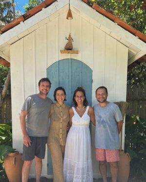 Roberta Sá Instagram - Começar o ano na Bahia, numa casinha que tinha Iemanjá na entrada, num paraíso construído com muito amor pela @lagatta e André, foi uma espécie de sonho do qual não quero acordar. Minha família agradece a acolhida @vila.oya . Que encontro fabuloso. 2024 promete!