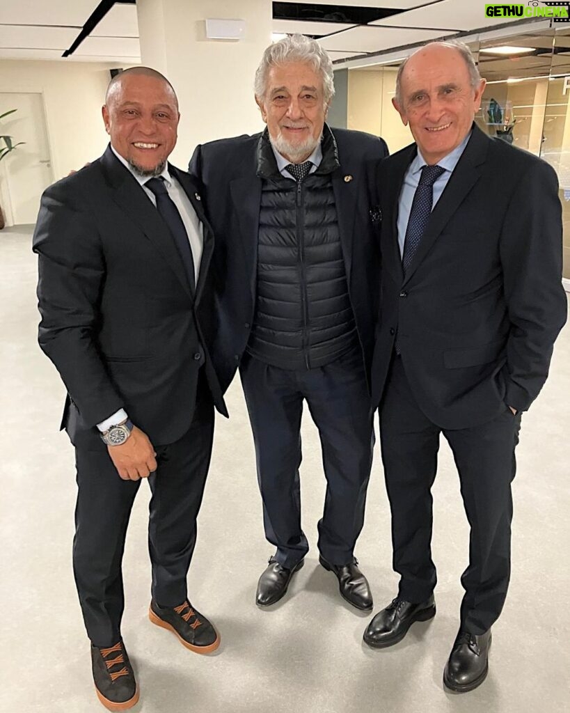 Roberto Carlos Instagram - Con el Presidente de Honor Pirri, y Plácido Domingo. ¡Hala Madrid!