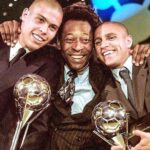 Roberto Carlos Instagram - Tive a honra de receber do senhor @pele o troféu de segundo melhor jogador do mundo , foram grandes momentos mas este foi muito especial para minha carreira , descanse em paz mestre e obrigado sempre