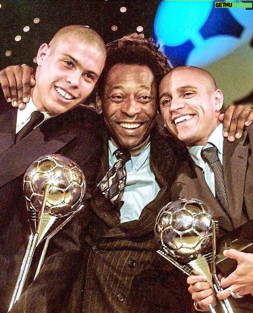 Roberto Carlos Instagram - Tive a honra de receber do senhor @pele o troféu de segundo melhor jogador do mundo , foram grandes momentos mas este foi muito especial para minha carreira , descanse em paz mestre e obrigado sempre