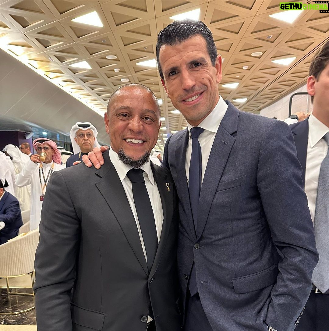 Roberto Carlos Instagram - Depois de tantos dias na @fifaworldcup vivemos muitas experiências, de uma linda copa do mundo , jogos , trabalhos , rever amigos , desfrutar do futebol e ver os melhores jogadores de cada seleção , foi maravilhoso, foi lindo mas agora pensar no clube @realmadrid e organizar para 2026 , obrigado a todos por estes lindos momentos 🇧🇷🇧🇷🇧🇷🇧🇷🇧🇷🇶🇦🇪🇸