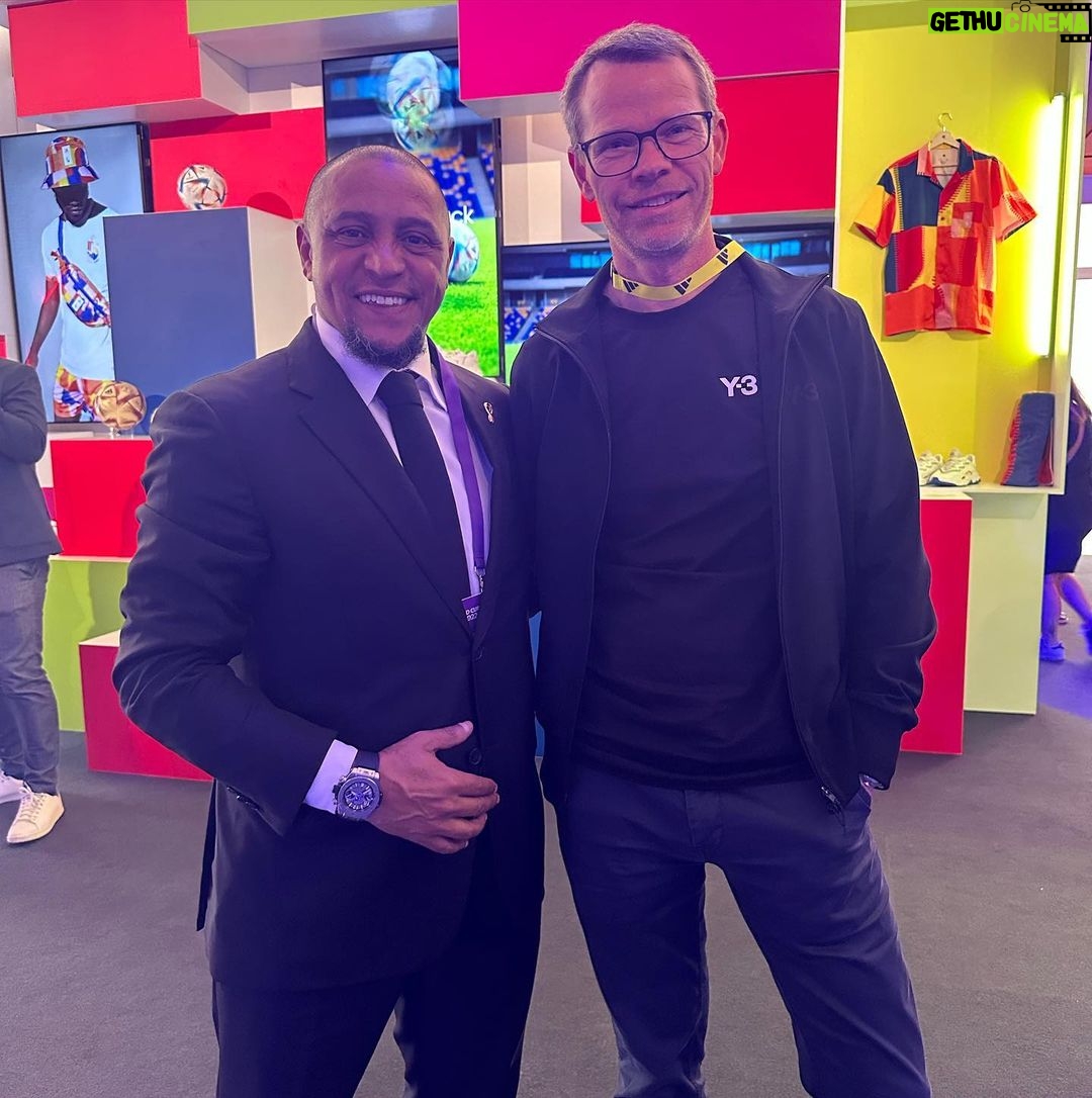 Roberto Carlos Instagram - Depois de tantos dias na @fifaworldcup vivemos muitas experiências, de uma linda copa do mundo , jogos , trabalhos , rever amigos , desfrutar do futebol e ver os melhores jogadores de cada seleção , foi maravilhoso, foi lindo mas agora pensar no clube @realmadrid e organizar para 2026 , obrigado a todos por estes lindos momentos 🇧🇷🇧🇷🇧🇷🇧🇷🇧🇷🇶🇦🇪🇸