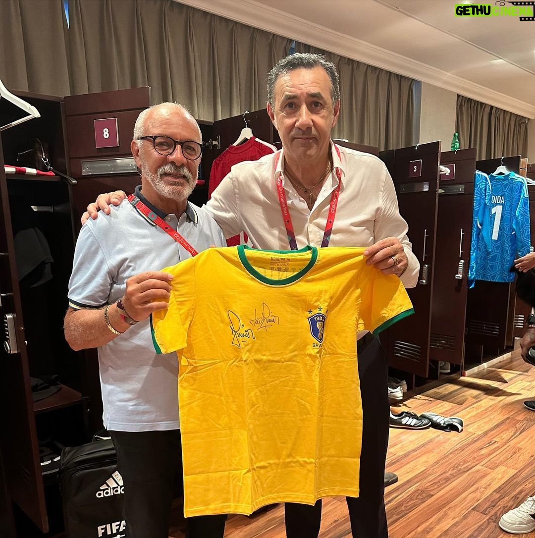 Roberto Carlos Instagram - Depois de tantos dias na @fifaworldcup vivemos muitas experiências, de uma linda copa do mundo , jogos , trabalhos , rever amigos , desfrutar do futebol e ver os melhores jogadores de cada seleção , foi maravilhoso, foi lindo mas agora pensar no clube @realmadrid e organizar para 2026 , obrigado a todos por estes lindos momentos 🇧🇷🇧🇷🇧🇷🇧🇷🇧🇷🇶🇦🇪🇸