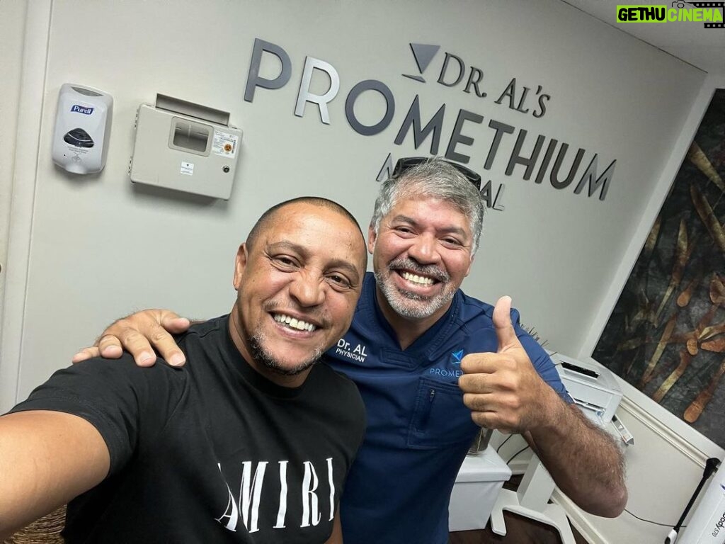Roberto Carlos Instagram - Mais um dia de tratamento na clínica @promethiumhormones com o @dr.al_realhealth Thanks doctor por todo el cuidado y cariño conmigo . Dr. Al Promethium Medical