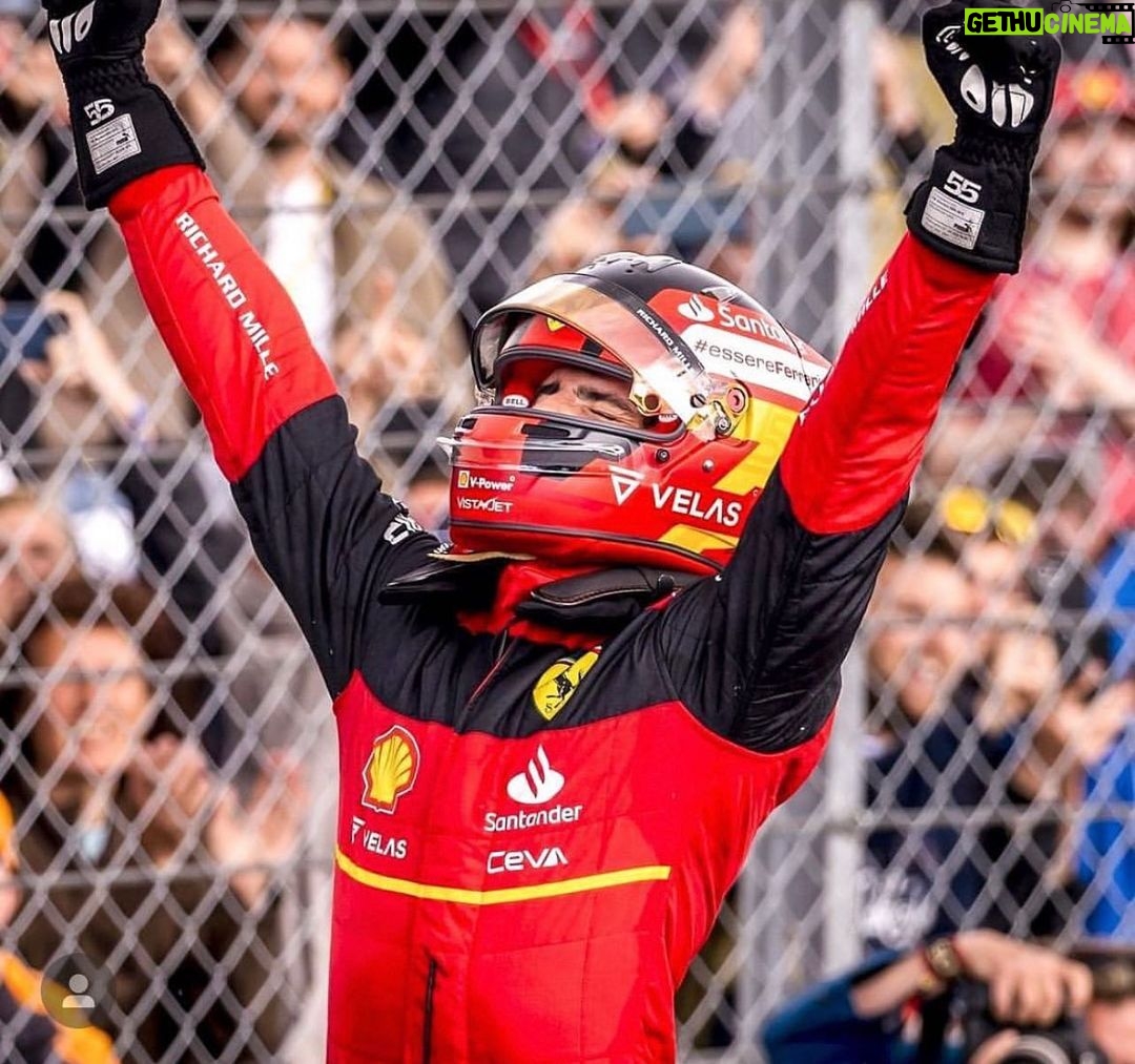 Roberto Carlos Instagram - Me acuerdo de quando íbamos al karting Carlos Sainz padre en las rosas , y te veía muy pequeño, hace ya algunos años y hoy te hemos visto la Vitoria en Inglaterra, enhorabuena @carlossainz55 , seguimos y tenemos que hablar siempre antes de las carreras 😂😂😂😂😂😂😂😂😂