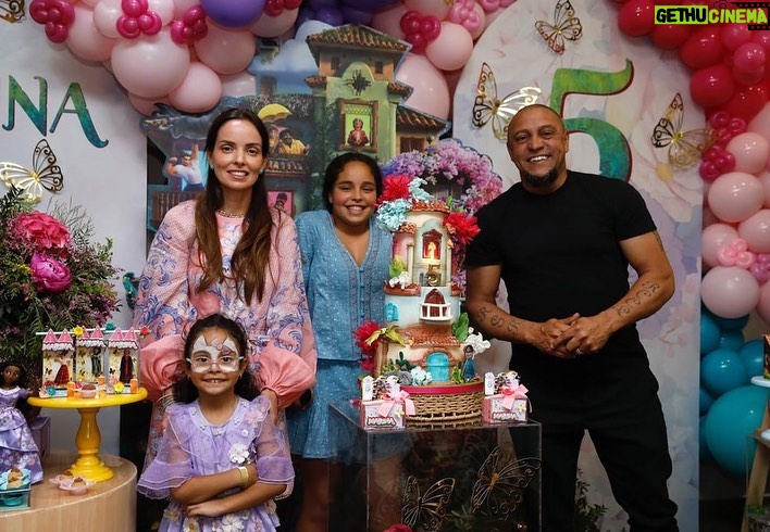 Roberto Carlos Instagram - Gracias a todos los amigos de Marina por participar de su fiesta. Feliz aniversário meu amor #nina @bespoke_23