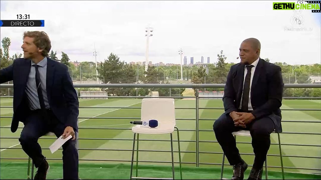 Roberto Carlos Instagram - Você nos representa muito , primeiro como pessoa e logo por tua história, mais que merecida , Chulinha , exemplo de jogador e profissional e claro meu irmão amigo , te vi crescer parabéns por toda esta trajetória lindaaa, eu me emociono por te ver crescer e somos entre os dois 25 anos sermos os laterais do @realmadrid , seja feliz sempre @marcelotwelve muita sorte na final da @championsleague outra né ? Halamadrid