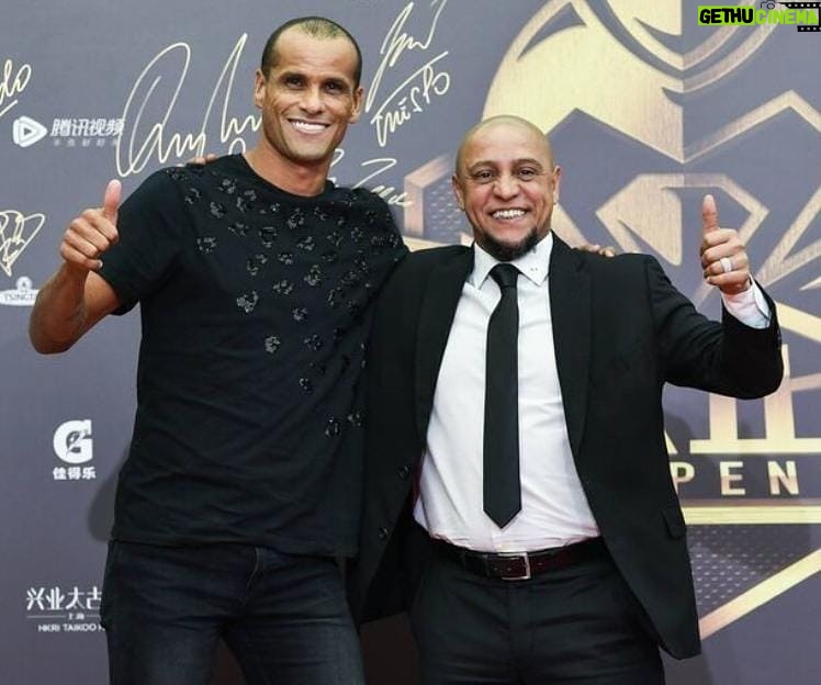 Roberto Carlos Instagram - Hoje Γ© um dia especial para este grande amigo meu que o futebol me deu , parabΓ©ns lindooo hoje Γ© teu dia muitas felicidades @rivaldo ππππππ