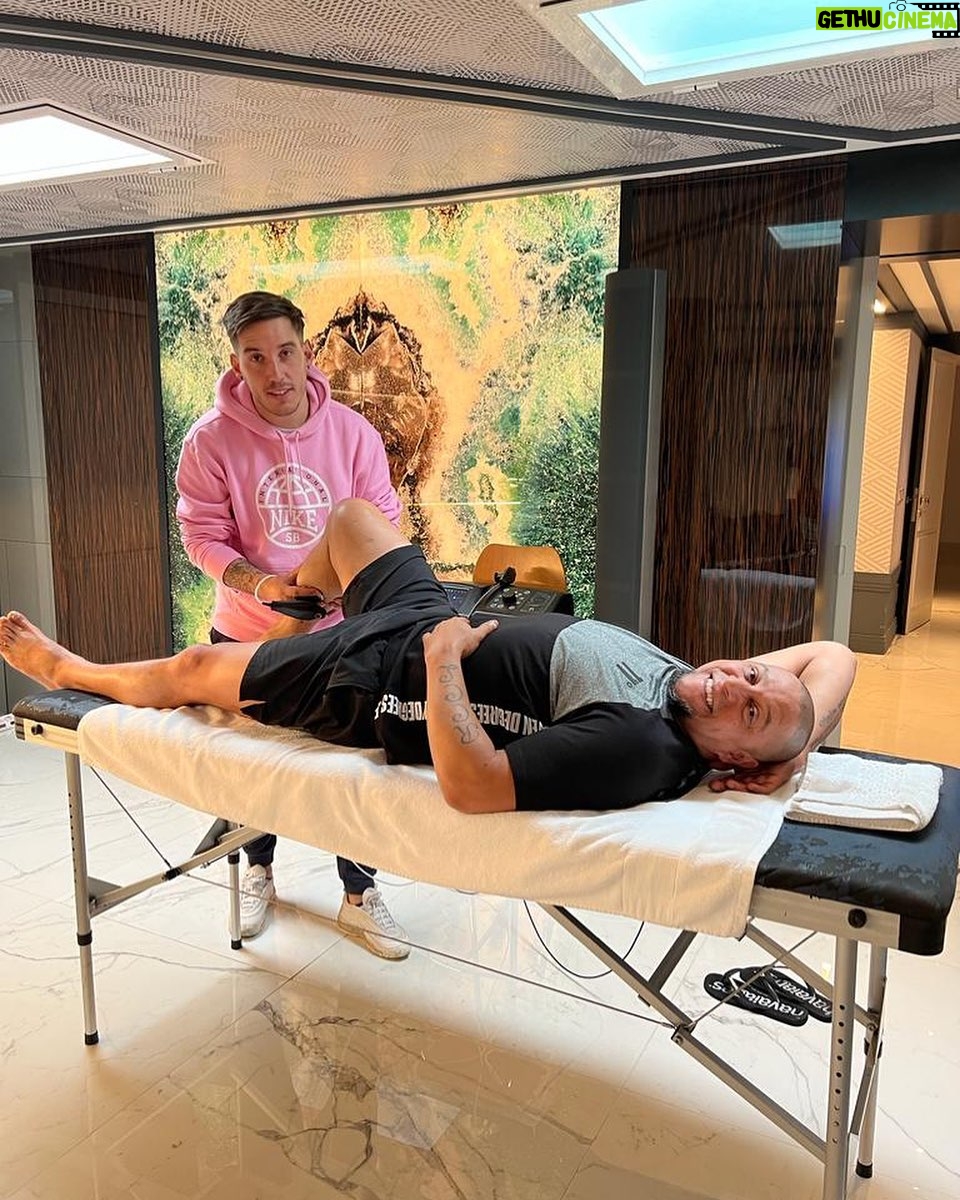 Roberto Carlos Instagram - Recuperación con mi físio @ruben9tenorio y clima @renuevat_ gracias amigo por cuidarme Alcobendas