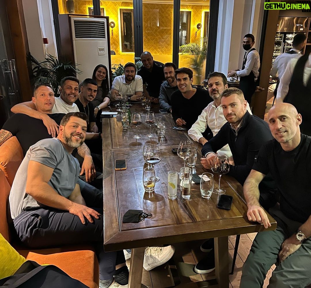 Roberto Carlos Instagram - Jantar do time Entourage depois do FIFA Congress 2022 @fifaworldcup @entourage_sport ππΌππΌ Nusr-Et Steakhouse Doha