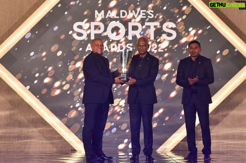 Roberto Carlos Instagram - Muchas gracias por el premio @ahmedmahloof Thanks Maldives por todo el cariño nos vemos en breve .