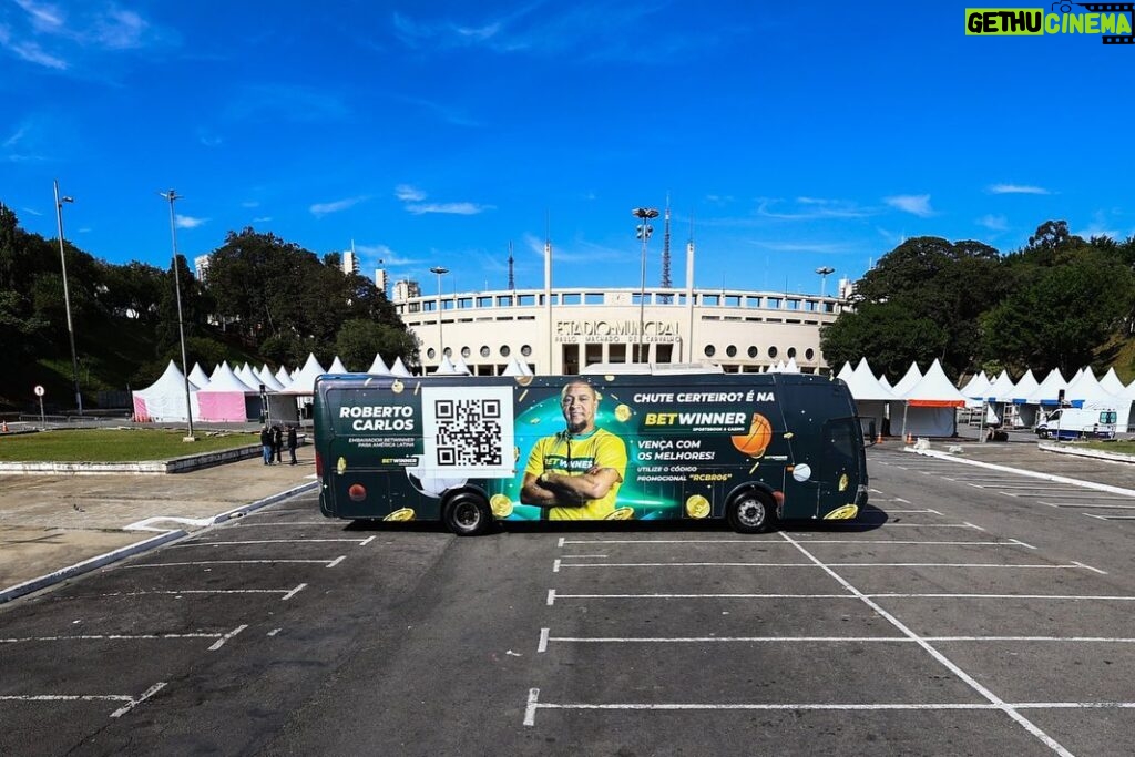Roberto Carlos Instagram - Estive com a Betwinner pelas estradas do Brasil e passei por Copacabana no Rio, Estádio conhecidos em São Paulo e pelo Planalto em Brasilia. Quem me viu com os amigos da Betwinner?