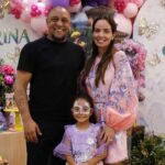 Roberto Carlos Instagram - Gracias a todos los amigos de Marina por participar de su fiesta. Feliz aniversário meu amor #nina @bespoke_23