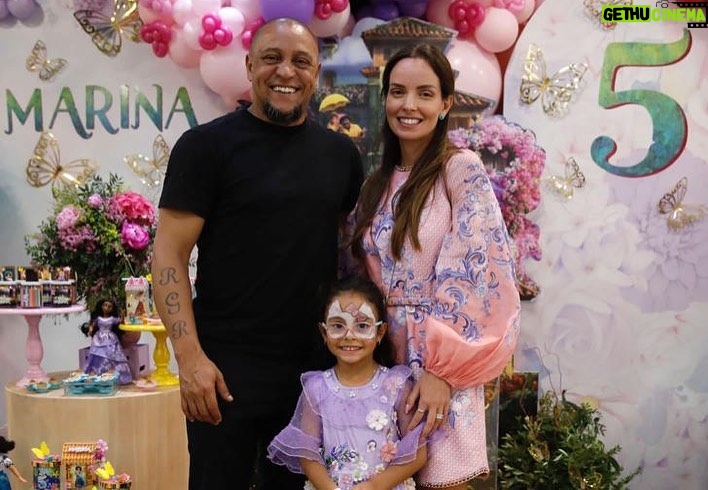 Roberto Carlos Instagram - Gracias a todos los amigos de Marina por participar de su fiesta. Feliz aniversário meu amor #nina @bespoke_23