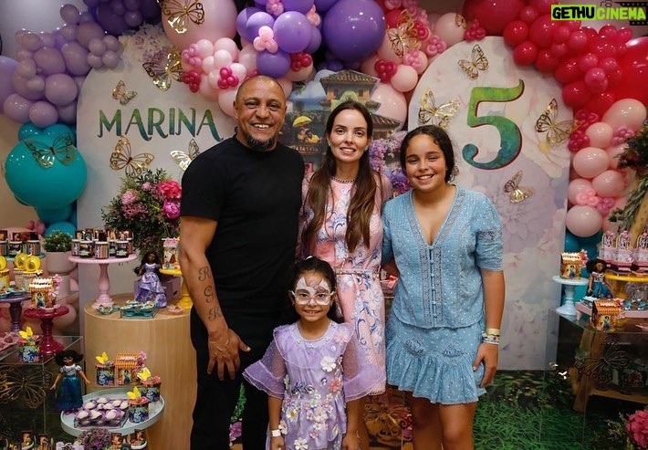 Roberto Carlos Instagram - Gracias a todos los amigos de Marina por participar de su fiesta. Feliz aniversário meu amor #nina @bespoke_23