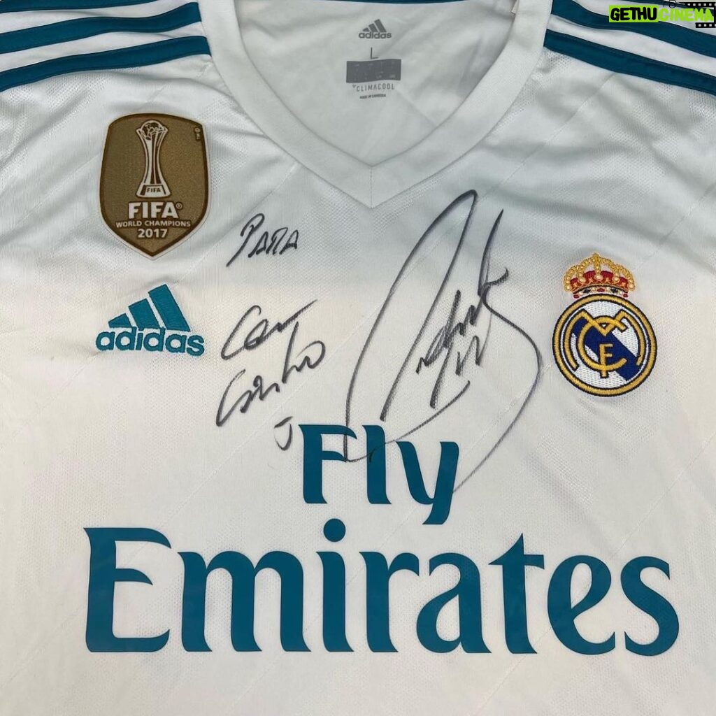 Roberto Carlos Instagram - There is still time but don’t delay! As part of our effort to raise money for Ukraine, we have launched an online auction with our partners @parimatch to raise funds for the Parimatch Foundation. All proceeds raised will be used for food, medicine & other vital necessities. On offer is a host of signed shirts, including some legendary Brazilian players such as @pele, @oficialrc3 and @rivaldo. All original, all signed! If you can, make an offer now! Link in our bio & story! #weareentourage #football #brasil #auction #charity #ukraine #footballmemorabilia #bidnow