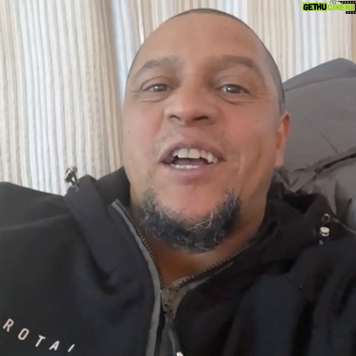 Roberto Carlos Instagram - Irmão, @ronaldinho! Eu já coleciono sua história. Eu amo meu NFT Dinho 526 @shirtum