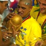 Roberto Carlos Instagram – 🏆 21 anos dessa @fifaworldcup inesquecível! 
🇧🇷 É um orgulho enorme ser PENTACAMPEÃO do mundo com essas lendas do futebol!