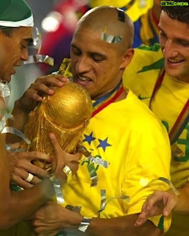 Roberto Carlos Instagram - 🏆 21 anos dessa @fifaworldcup inesquecível! 🇧🇷 É um orgulho enorme ser PENTACAMPEÃO do mundo com essas lendas do futebol!