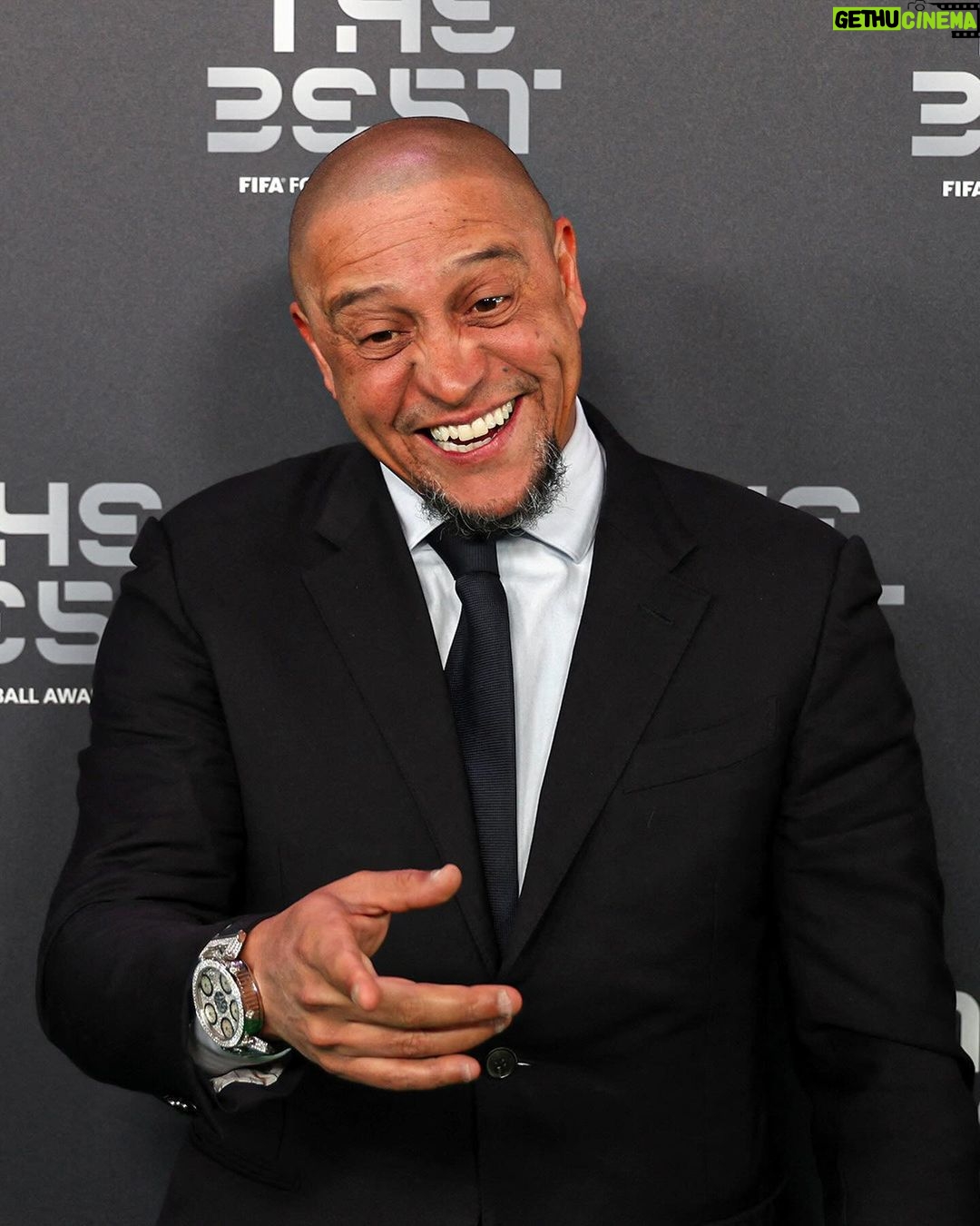 Roberto Carlos Instagram - É sempre um orgulho representar o @RealMadrid! E fico feliz por reencontrar grandes amigos! #FIFALegends | #EmbajadorRealMadrid