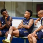 Roberto Carlos Instagram - Cuidando dos meus meninos . AT&T Stadium