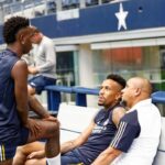 Roberto Carlos Instagram – Cuidando dos meus meninos . AT&T Stadium