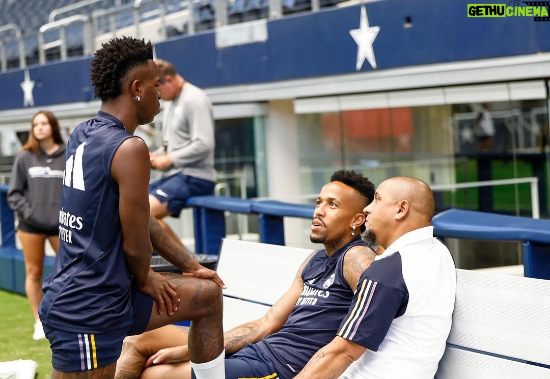 Roberto Carlos Instagram - Cuidando dos meus meninos . AT&T Stadium