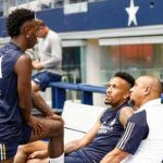 Roberto Carlos Instagram - Cuidando dos meus meninos . AT&T Stadium