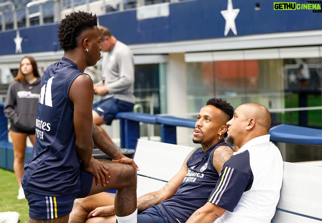 Roberto Carlos Instagram - Cuidando dos meus meninos . AT&T Stadium