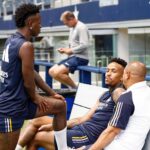 Roberto Carlos Instagram – Cuidando dos meus meninos . AT&T Stadium