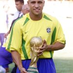 Roberto Carlos Instagram - 🏆 21 anos dessa @fifaworldcup inesquecível! 🇧🇷 É um orgulho enorme ser PENTACAMPEÃO do mundo com essas lendas do futebol!