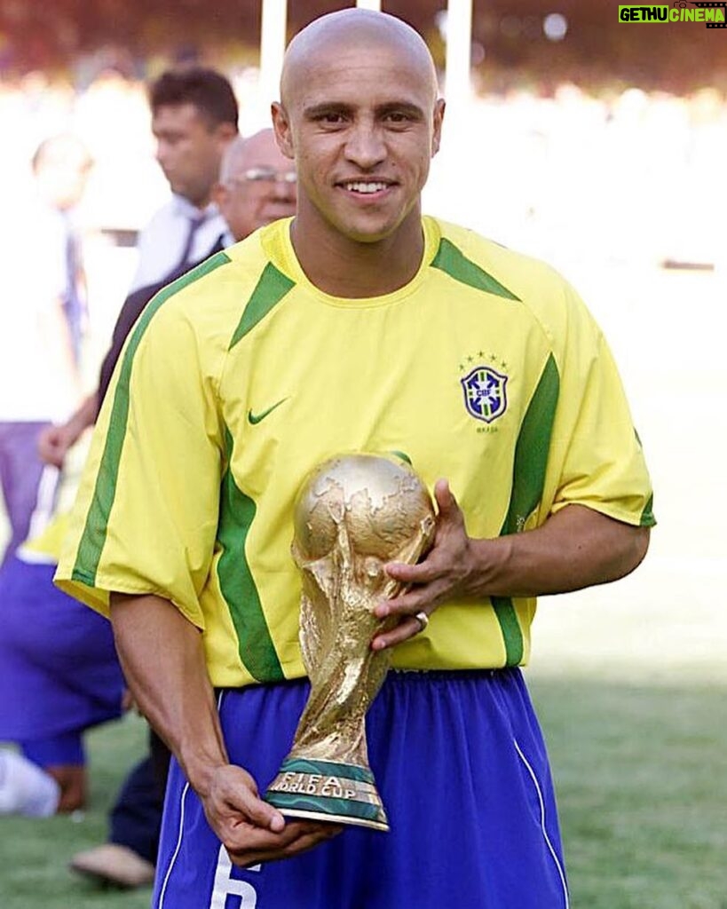 Roberto Carlos Instagram - 🏆 21 anos dessa @fifaworldcup inesquecível! 🇧🇷 É um orgulho enorme ser PENTACAMPEÃO do mundo com essas lendas do futebol!
