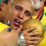 Roberto Carlos Instagram - 🏆 21 anos dessa @fifaworldcup inesquecível! 🇧🇷 É um orgulho enorme ser PENTACAMPEÃO do mundo com essas lendas do futebol!