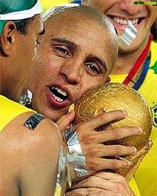 Roberto Carlos Instagram - 🏆 21 anos dessa @fifaworldcup inesquecível! 🇧🇷 É um orgulho enorme ser PENTACAMPEÃO do mundo com essas lendas do futebol!