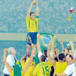 Roberto Carlos Instagram - 🏆 21 anos dessa @fifaworldcup inesquecível! 🇧🇷 É um orgulho enorme ser PENTACAMPEÃO do mundo com essas lendas do futebol!