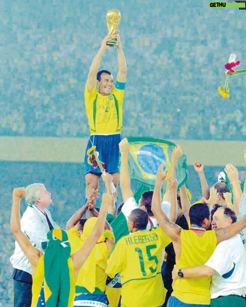 Roberto Carlos Instagram - 🏆 21 anos dessa @fifaworldcup inesquecível! 🇧🇷 É um orgulho enorme ser PENTACAMPEÃO do mundo com essas lendas do futebol!