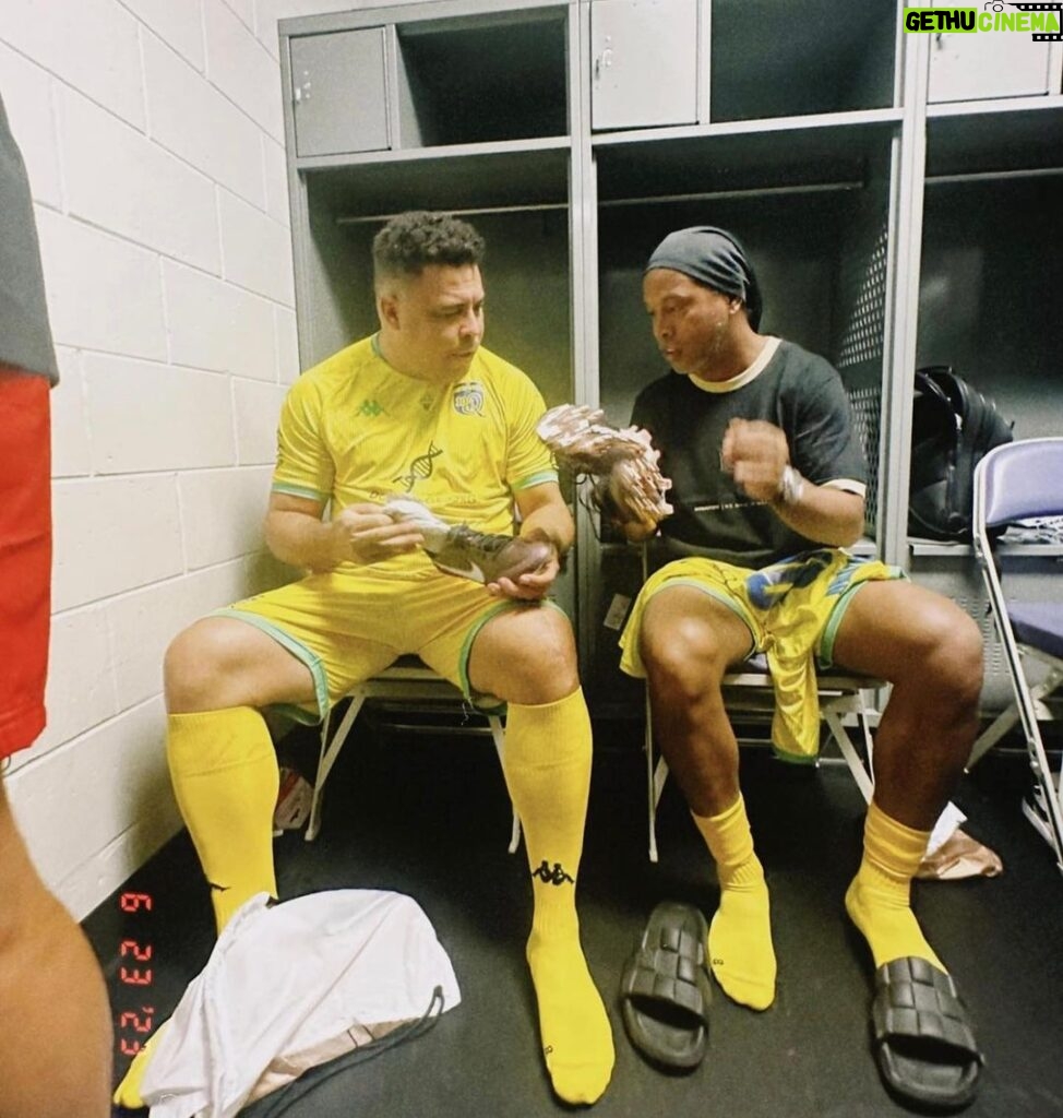 Roberto Carlos Instagram - Legends everywhere.. @oficialrc3 vs @ronaldinho that’s why it’s called #thebeautifulgame #WeAreEntourage #RobertoCarlos #Ronaldinho Orlando, Florida