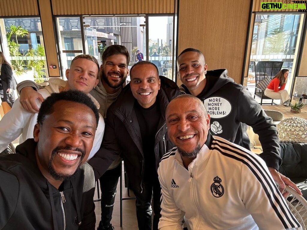 Roberto Carlos Instagram - Brasil no Marrocos , família reunida para a grande final do mundial de clubes da FIFA .