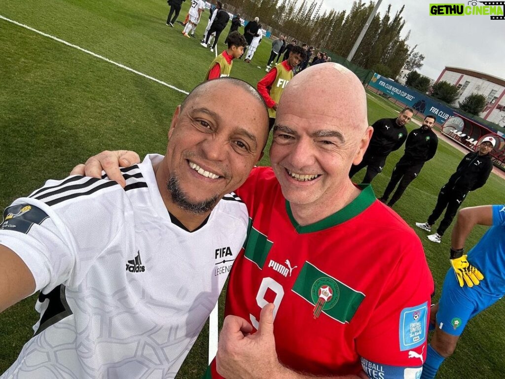 Roberto Carlos Instagram - Sempre um prazer jogar nos amistosos da FIFA e trocar impressões com o Presidente @gianni_infantino