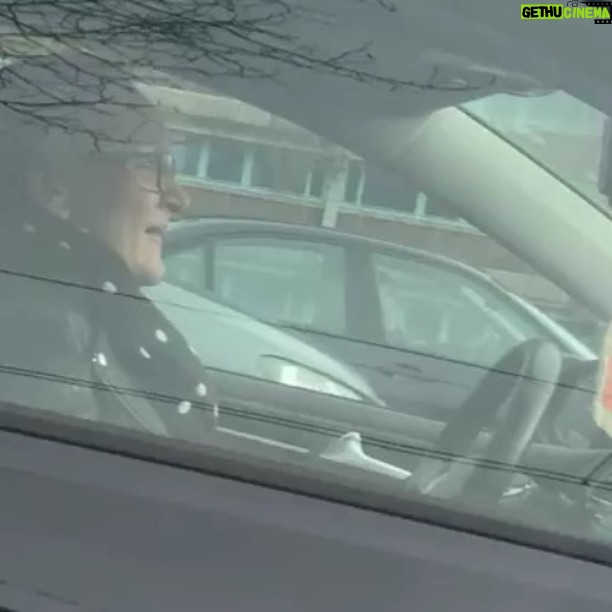 Roberto da Costa Instagram - Sing πΆ sing πΆ π€ sing it out loud and proud ... this could be me performing in my car π #performance #in #the #car #give #it #you #miss #take #it #away #performing #artist #robertodacosta #amsterdam
